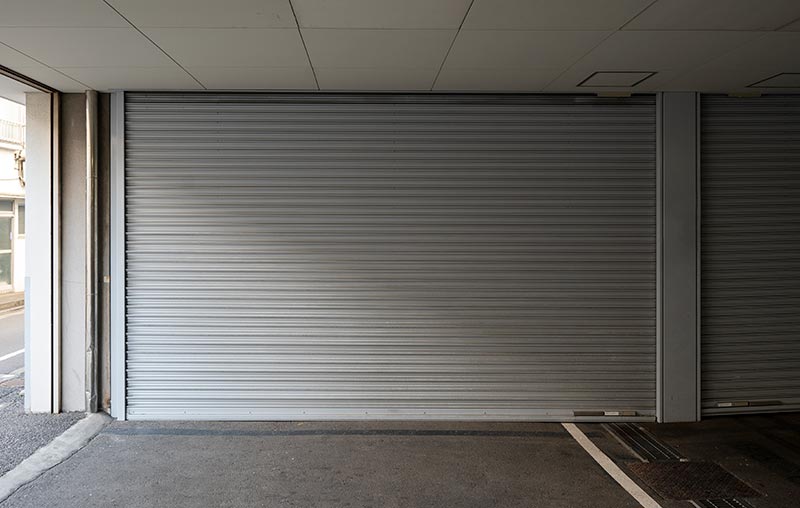 imagem de instalação e manutenção de portas de enrolar